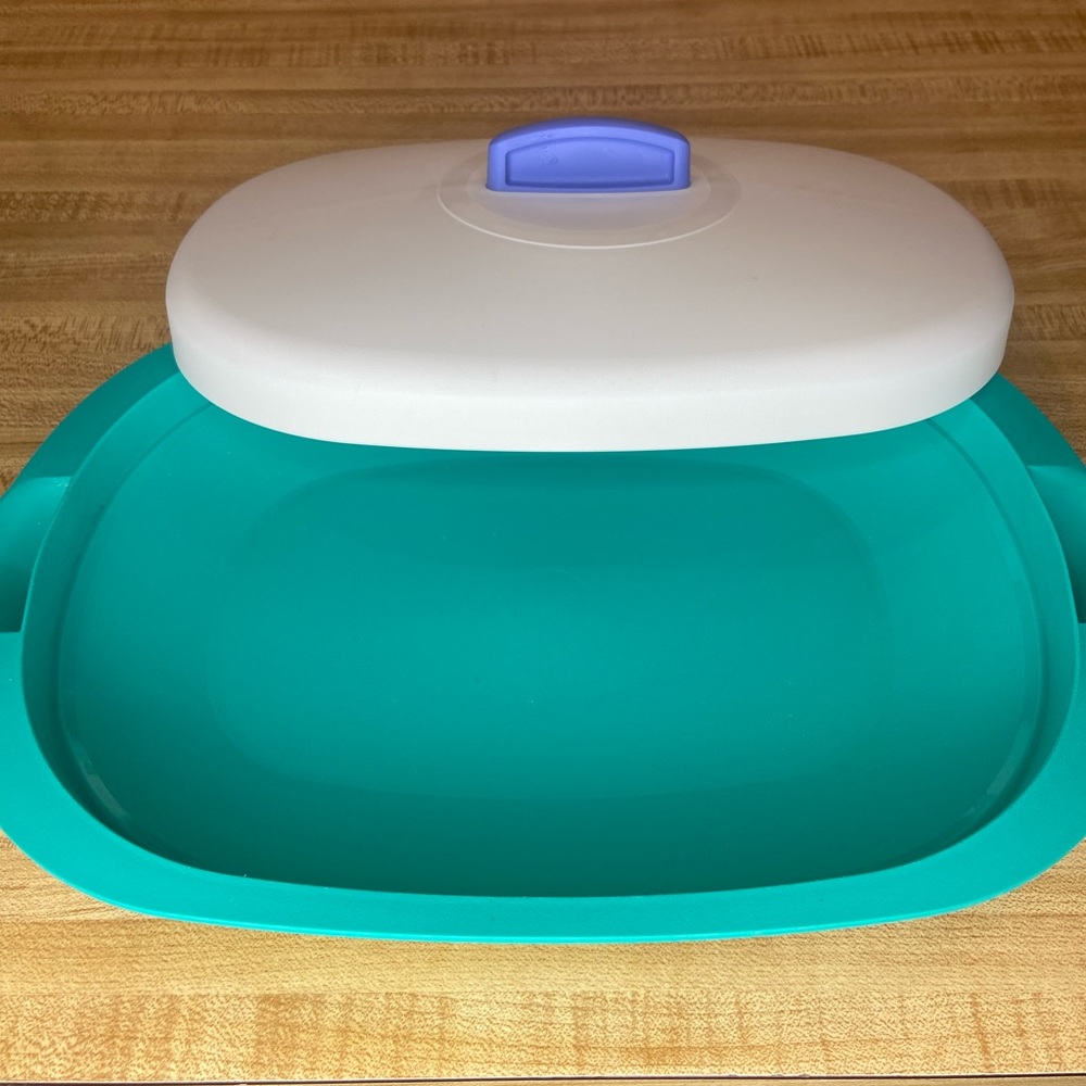 Tupperware serving dish